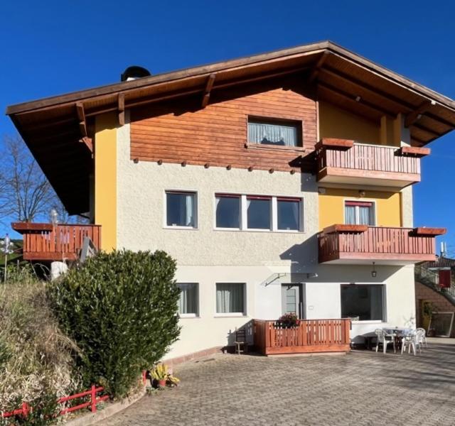 Casa Vacanze A Romeno Exterior photo
